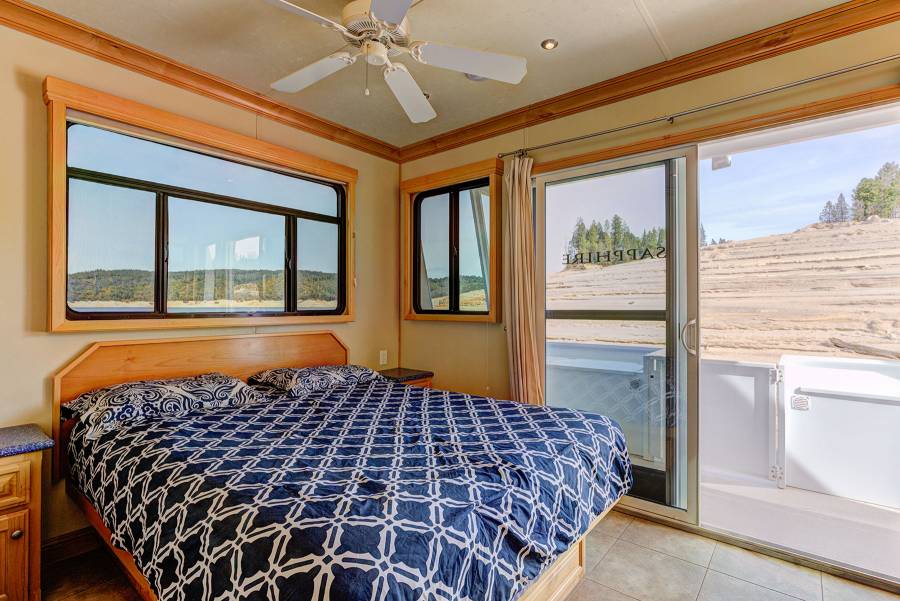 Bedroom interior of Sapphire Houseboat